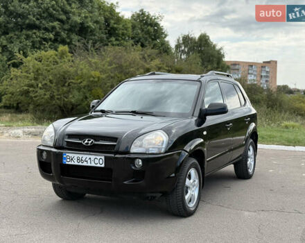 Черный Хендай Туксон, объемом двигателя 2 л и пробегом 300 тыс. км за 7350 $, фото 2 на Automoto.ua