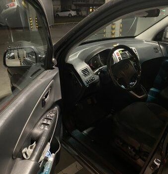 Черный Хендай Туксон, объемом двигателя 2 л и пробегом 305 тыс. км за 8000 $, фото 6 на Automoto.ua