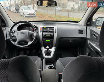 Чорний Хендай Туксон, об'ємом двигуна 2 л та пробігом 196 тис. км за 7250 $, фото 3 на Automoto.ua