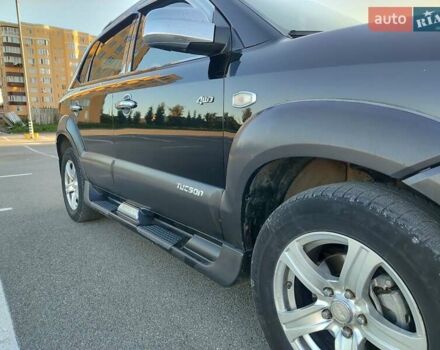 Черный Хендай Туксон, объемом двигателя 2 л и пробегом 280 тыс. км за 6700 $, фото 8 на Automoto.ua