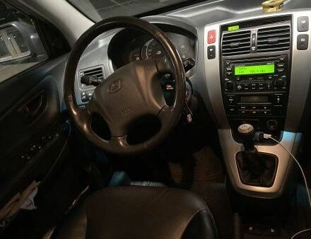 Черный Хендай Туксон, объемом двигателя 2 л и пробегом 305 тыс. км за 8000 $, фото 5 на Automoto.ua