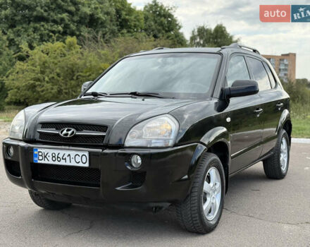 Черный Хендай Туксон, объемом двигателя 2 л и пробегом 300 тыс. км за 7350 $, фото 3 на Automoto.ua