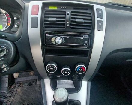 Черный Хендай Туксон, объемом двигателя 1.98 л и пробегом 200 тыс. км за 7100 $, фото 11 на Automoto.ua