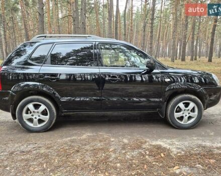 Черный Хендай Туксон, объемом двигателя 2 л и пробегом 198 тыс. км за 7800 $, фото 4 на Automoto.ua