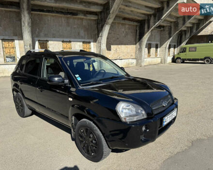 Черный Хендай Туксон, объемом двигателя 2 л и пробегом 189 тыс. км за 8250 $, фото 6 на Automoto.ua