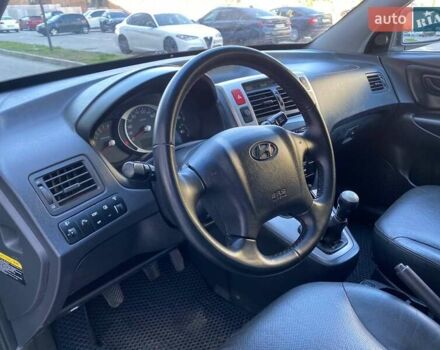 Черный Хендай Туксон, объемом двигателя 1.98 л и пробегом 286 тыс. км за 7300 $, фото 21 на Automoto.ua