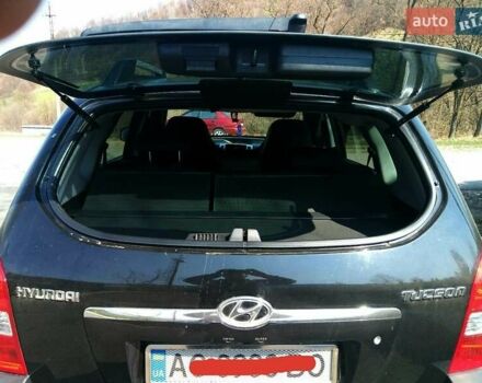 Черный Хендай Туксон, объемом двигателя 2 л и пробегом 218 тыс. км за 7700 $, фото 9 на Automoto.ua