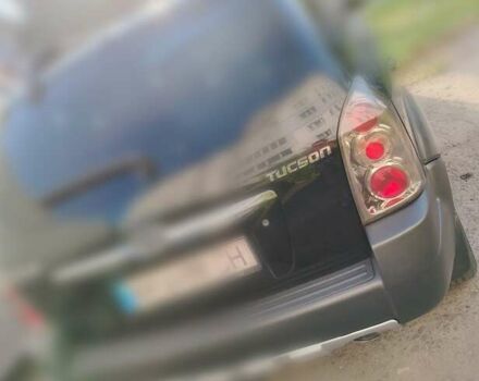 Черный Хендай Туксон, объемом двигателя 2 л и пробегом 270 тыс. км за 7500 $, фото 2 на Automoto.ua