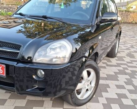 Чорний Хендай Туксон, об'ємом двигуна 2 л та пробігом 190 тис. км за 8300 $, фото 3 на Automoto.ua