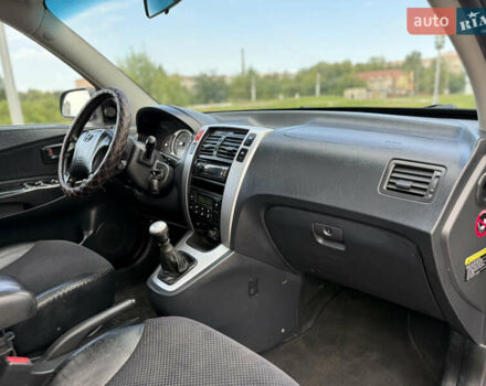 Черный Хендай Туксон, объемом двигателя 2 л и пробегом 300 тыс. км за 7350 $, фото 54 на Automoto.ua