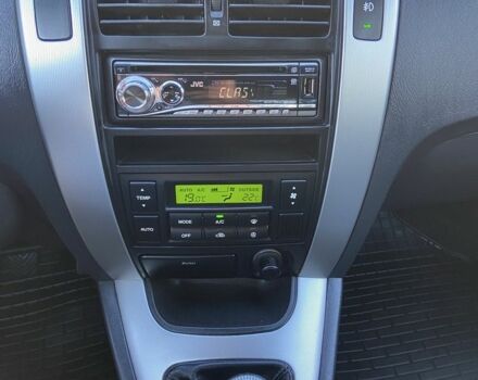 Черный Хендай Туксон, объемом двигателя 2 л и пробегом 197 тыс. км за 8400 $, фото 7 на Automoto.ua