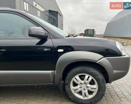 Черный Хендай Туксон, объемом двигателя 2 л и пробегом 163 тыс. км за 7690 $, фото 5 на Automoto.ua