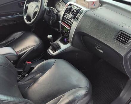 Черный Хендай Туксон, объемом двигателя 1.98 л и пробегом 335 тыс. км за 7800 $, фото 13 на Automoto.ua