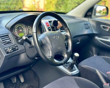 Черный Хендай Туксон, объемом двигателя 2 л и пробегом 199 тыс. км за 7777 $, фото 4 на Automoto.ua