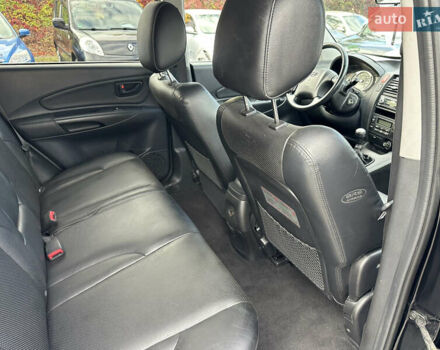 Чорний Хендай Туксон, об'ємом двигуна 2 л та пробігом 180 тис. км за 7999 $, фото 9 на Automoto.ua