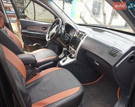 Черный Хендай Туксон, объемом двигателя 2 л и пробегом 240 тыс. км за 8200 $, фото 6 на Automoto.ua