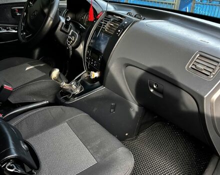 Чорний Хендай Туксон, об'ємом двигуна 2 л та пробігом 240 тис. км за 8600 $, фото 6 на Automoto.ua