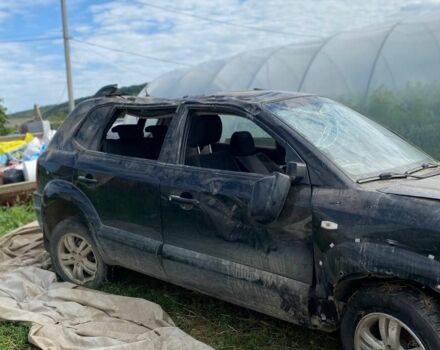 Черный Хендай Туксон, объемом двигателя 2 л и пробегом 250 тыс. км за 3500 $, фото 4 на Automoto.ua