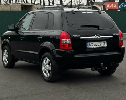 Черный Хендай Туксон, объемом двигателя 1.98 л и пробегом 260 тыс. км за 6900 $, фото 2 на Automoto.ua