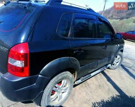 Черный Хендай Туксон, объемом двигателя 2 л и пробегом 218 тыс. км за 7700 $, фото 4 на Automoto.ua