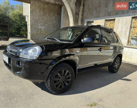 Черный Хендай Туксон, объемом двигателя 2 л и пробегом 189 тыс. км за 8250 $, фото 4 на Automoto.ua