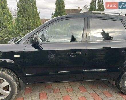 Черный Хендай Туксон, объемом двигателя 2 л и пробегом 218 тыс. км за 7600 $, фото 2 на Automoto.ua