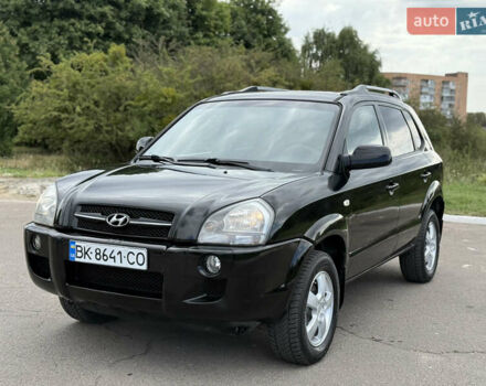 Черный Хендай Туксон, объемом двигателя 2 л и пробегом 300 тыс. км за 7350 $, фото 1 на Automoto.ua
