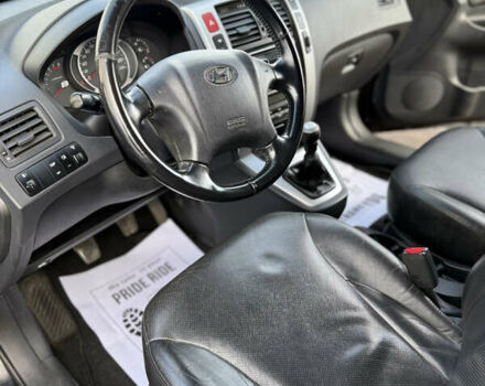 Черный Хендай Туксон, объемом двигателя 1.98 л и пробегом 230 тыс. км за 7750 $, фото 4 на Automoto.ua