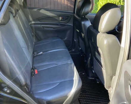 Черный Хендай Туксон, объемом двигателя 1.98 л и пробегом 197 тыс. км за 8000 $, фото 31 на Automoto.ua