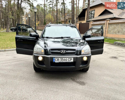 Черный Хендай Туксон, объемом двигателя 1.99 л и пробегом 266 тыс. км за 7500 $, фото 7 на Automoto.ua