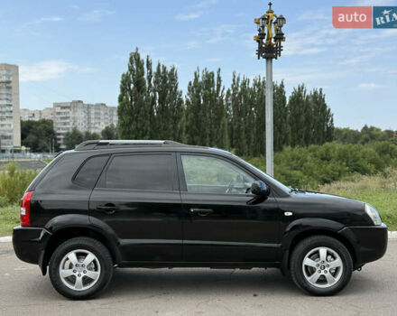 Черный Хендай Туксон, объемом двигателя 2 л и пробегом 300 тыс. км за 7350 $, фото 24 на Automoto.ua