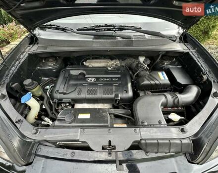 Черный Хендай Туксон, объемом двигателя 2 л и пробегом 218 тыс. км за 7600 $, фото 25 на Automoto.ua