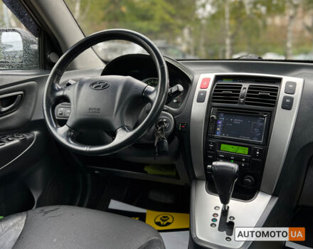 Черный Хендай Туксон, объемом двигателя 2 л и пробегом 201 тыс. км за 8600 $, фото 12 на Automoto.ua