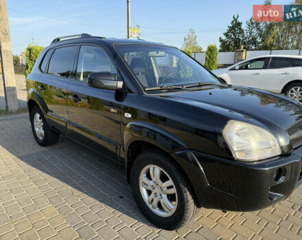 Черный Хендай Туксон, объемом двигателя 2 л и пробегом 270 тыс. км за 8200 $, фото 3 на Automoto.ua