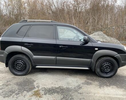 Черный Хендай Туксон, объемом двигателя 2 л и пробегом 330 тыс. км за 4350 $, фото 8 на Automoto.ua