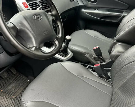 Черный Хендай Туксон, объемом двигателя 1.98 л и пробегом 273 тыс. км за 6100 $, фото 6 на Automoto.ua