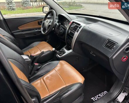 Чорний Хендай Туксон, об'ємом двигуна 2 л та пробігом 230 тис. км за 6850 $, фото 10 на Automoto.ua