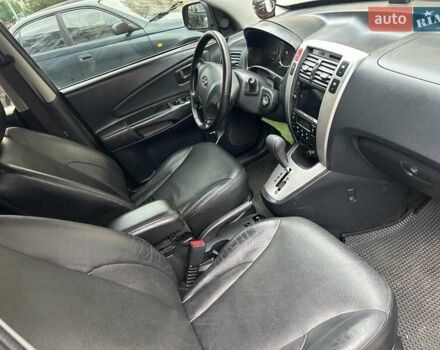 Черный Хендай Туксон, объемом двигателя 1.98 л и пробегом 147 тыс. км за 8000 $, фото 17 на Automoto.ua