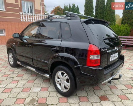 Черный Хендай Туксон, объемом двигателя 2 л и пробегом 219 тыс. км за 8600 $, фото 3 на Automoto.ua