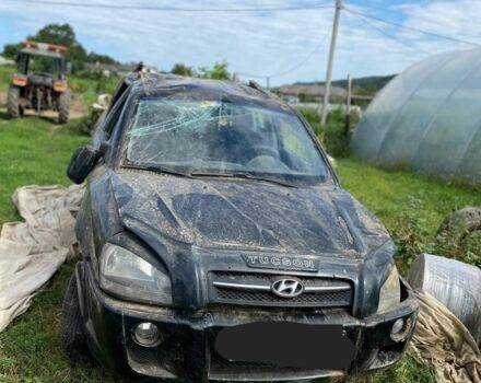 Черный Хендай Туксон, объемом двигателя 2 л и пробегом 250 тыс. км за 3500 $, фото 3 на Automoto.ua