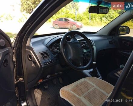 Черный Хендай Туксон, объемом двигателя 1.98 л и пробегом 201 тыс. км за 8800 $, фото 3 на Automoto.ua