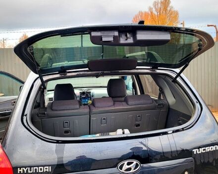 Черный Хендай Туксон, объемом двигателя 2 л и пробегом 223 тыс. км за 7500 $, фото 6 на Automoto.ua