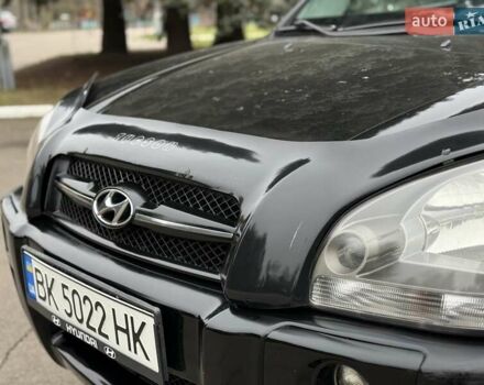 Черный Хендай Туксон, объемом двигателя 1.99 л и пробегом 240 тыс. км за 7200 $, фото 4 на Automoto.ua