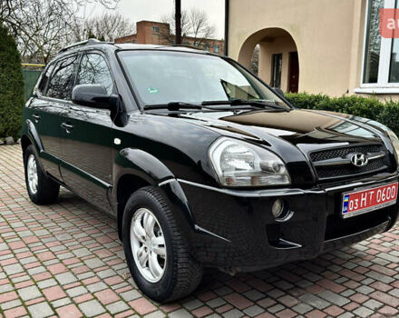 Чорний Хендай Туксон, об'ємом двигуна 2 л та пробігом 182 тис. км за 8299 $, фото 2 на Automoto.ua