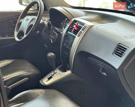 Черный Хендай Туксон, объемом двигателя 2.7 л и пробегом 158 тыс. км за 7940 $, фото 15 на Automoto.ua