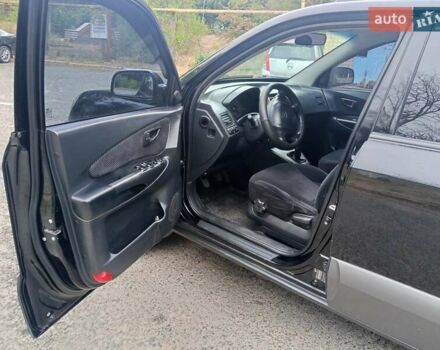 Черный Хендай Туксон, объемом двигателя 1.98 л и пробегом 157 тыс. км за 7500 $, фото 9 на Automoto.ua