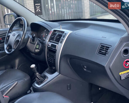 Черный Хендай Туксон, объемом двигателя 2 л и пробегом 250 тыс. км за 7950 $, фото 23 на Automoto.ua