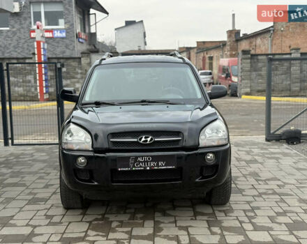 Чорний Хендай Туксон, об'ємом двигуна 2 л та пробігом 240 тис. км за 6888 $, фото 1 на Automoto.ua