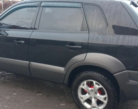 Черный Хендай Туксон, объемом двигателя 2 л и пробегом 200 тыс. км за 8300 $, фото 2 на Automoto.ua