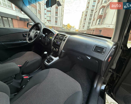 Чорний Хендай Туксон, об'ємом двигуна 2 л та пробігом 156 тис. км за 7850 $, фото 35 на Automoto.ua